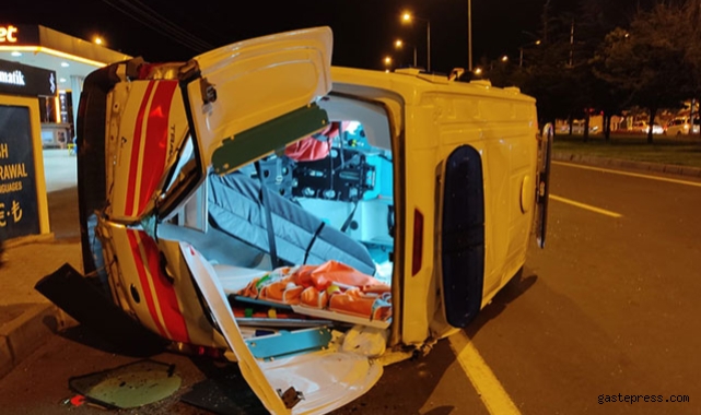 Trafik kazasında yaralanan hastayı taşıyan ambulans ile otomobil çarpıştı: 4 yaralı!