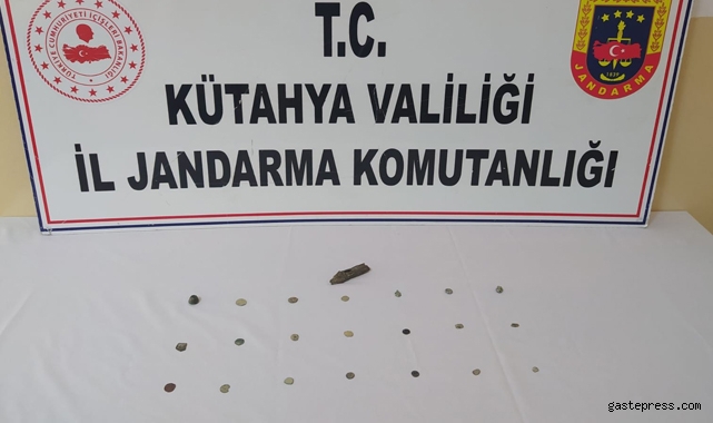 21 tarihi sikkeyi jandarmaya 650 TL’ye satarken yakalandılar!