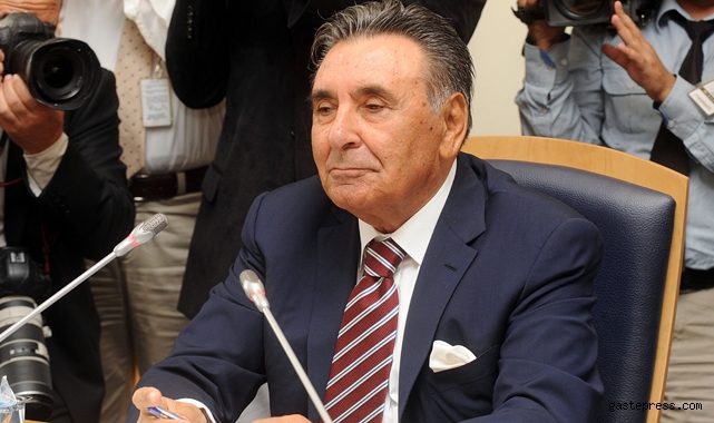 Aydın Doğan geri dönüşünü gazetelere ilan vererek duyurdu!