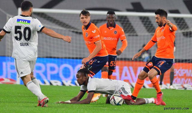 Başakşehir Emre Belözoğlu yönetimindeki ilk maçında Beşiktaş'ı 3-2 mağlup etti!