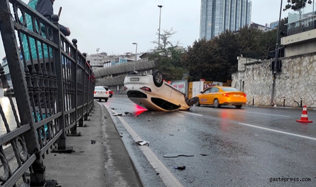 Beyoğlu'nda otomobil takla attı, trafik yoğunluğu oluştu!