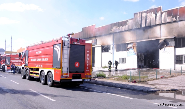 Fabrikasında çıkan yangını gözyaşlarıyla izledi!