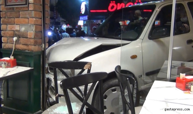 Fren yerine gaza bastığı otomobiliyle restoranın duvarına çarptı!