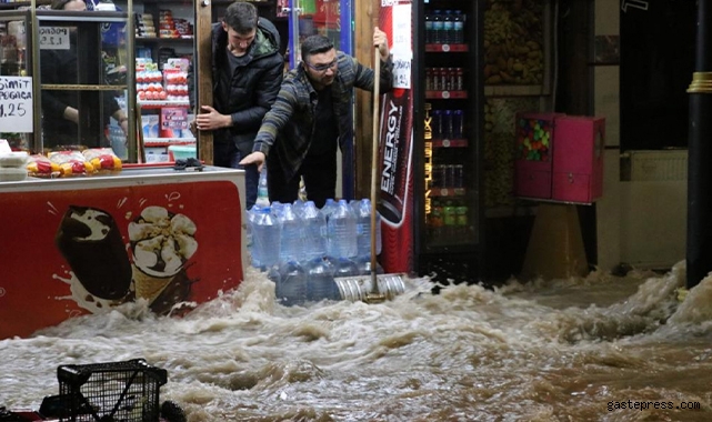 Gece yarısı patlayan su borusu şehrin altını üstüne getirdi!