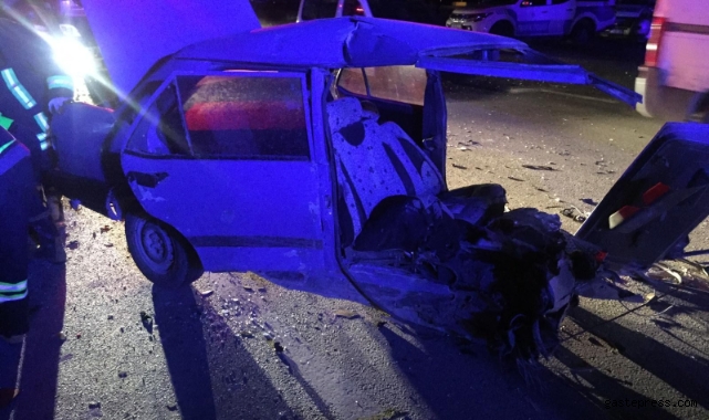 Isparta'da kaza sonrası otomobil ikiye bölündü: 4 yaralı!