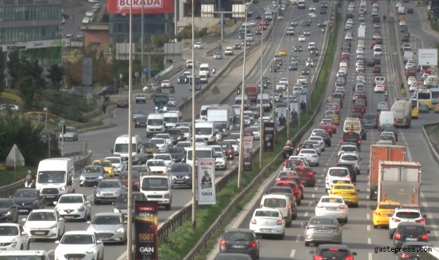 İstanbul'da Cumhuriyet Bayramı öncesi trafik yoğunluğu rekor seviyeye ulaştı!