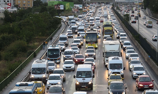 İstanbul'da haftanın ilk iş gününde trafik yoğunluğu!