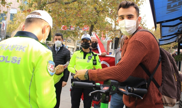 İstanbul'da kaldırımda scooter kullanan gencin tepkisi pes dedirtti!