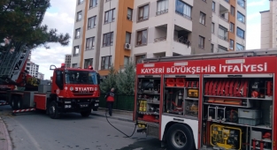 Kayseri'de 13 katlı apartmanda yangın!
