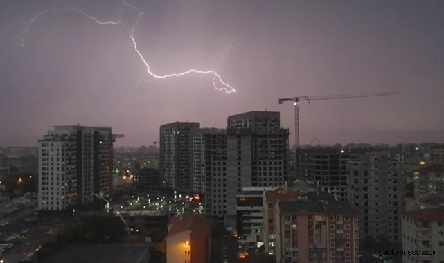 Kayseri'de geceyi şimşekler aydınlattı!