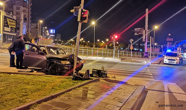 Kayseri'de Kontrolü kaybolan otomobil direğe çarptı: 2 yaralı!