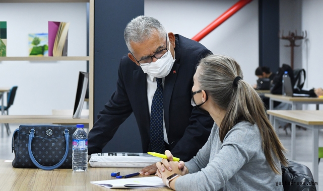 Kayseri'de Memduh Başkan, Kütüphane Gençelerle Buluştu!