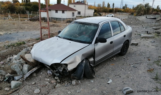 Kayseri Yeşilhisar'da Karayolları Yağmur Giderine otomobil Çarptı!