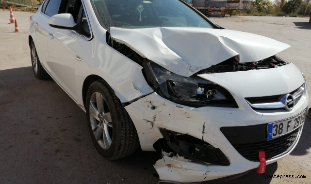 Kayseri Yeşilhisar'da Tır Otomobile çarptı!