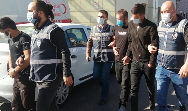 Kendi araçlarına bağladıkları halatla 2 otomobili çekerek çalan 3 şüpheli yakalandı!