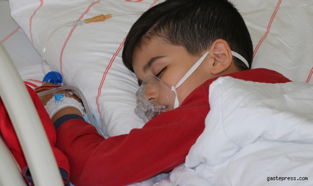 Koronavirüse yakalanan 5 yaşındaki Emir, bir haftadır tedavi görüyor!