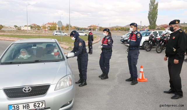 Melikgazi İlçe Jandarma Komutanlığı'ndan güvenlik uygulamasında tatlı ikramı! 