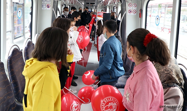 Mustafa Yalçın ve Öğrenciler tramvayda İstiklal Marşı okudu!