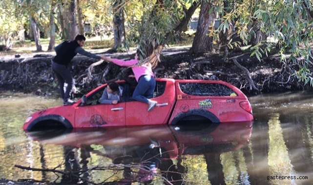 Nehri geçerken yan yatan off-road aracındaki 4 kişiyi çevredekiler kurtardı!