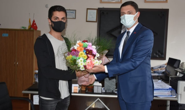 O kaymakam, öğretmenden özür dileyip, helallik aldı!