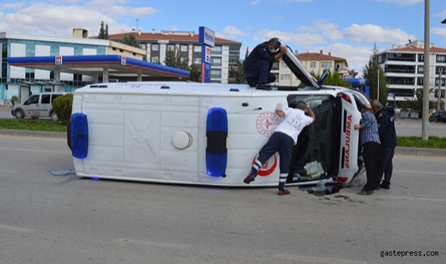 Otomobil ile çarpışan ambulans devrildi: 3 yaralı!
