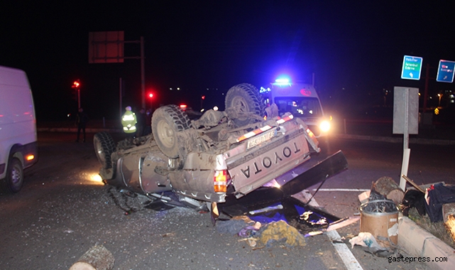Otomobille çarpışan kamyonet hurdaya döndü: 1 yaralı!