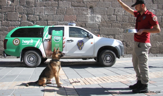 Polis, köpek ve kuşları besledi!