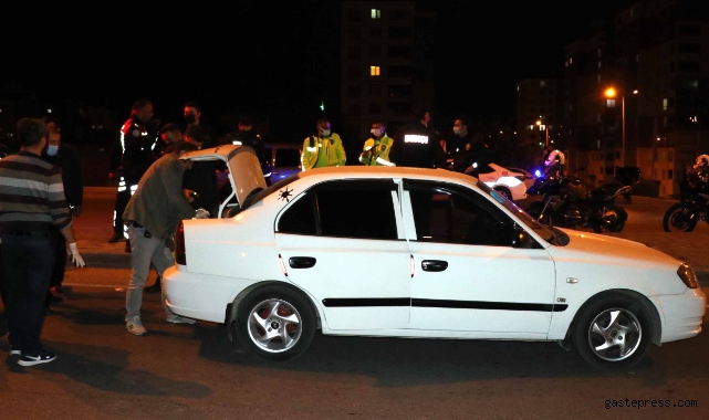 Polisin 'dur' ihtarına uymayan otomobildekiler 20 kilometre kaçabildi!