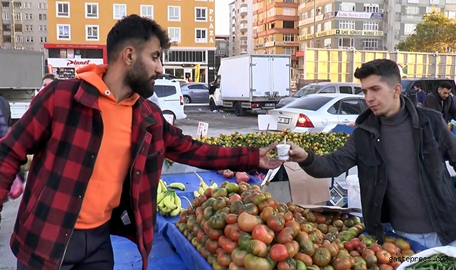 Semt pazarının neşeli çaycısı!