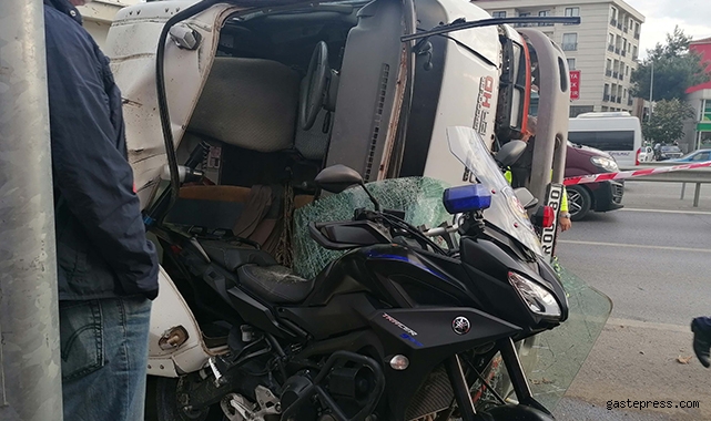 Silivri'de kaza yapan kamyonet, motosikletli polisin üstüne devrildi!