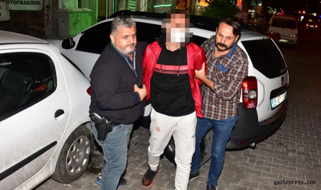 Sokakta karşılaştığı husumetlisini defalarca sırtından bıçakladı!