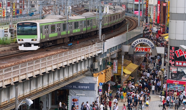 Tokyo'da trende bıçaklı dehşet!