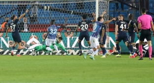 Trabzonspor, sahasında Fenerbahçe'yi yenerek lider oldu!