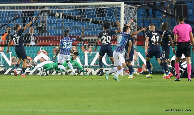 Trabzonspor, sahasında Fenerbahçe'yi yenerek lider oldu!