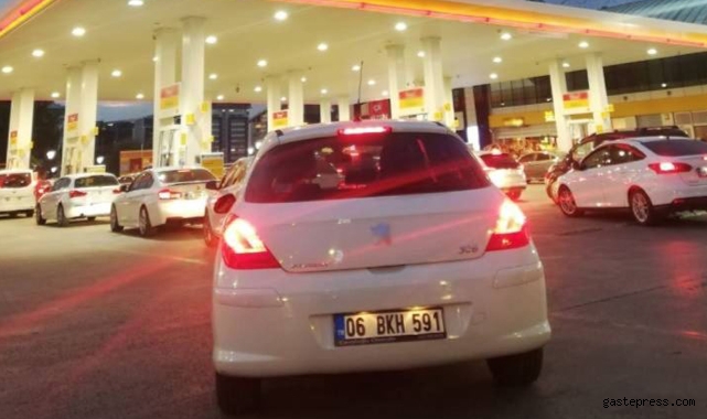Zam haberi sonrası insanlar, akşam saatlerinde benzin istasyonlarına akın etti!