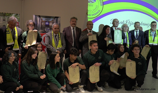 100 yıl sonra gelen mezuniyet töreninde diplomalar gözyaşları ile verildi!