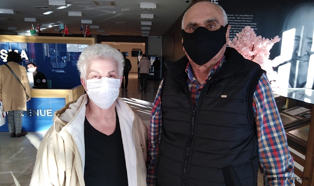 75'lik çift aşıya el ele geldi, gençlere seslendi: 'Bir an evvel aşı olun'