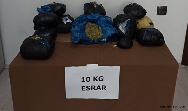 Aracın stepne ve motoruna gizlenmiş 10 kilo esrar ele geçirildi!