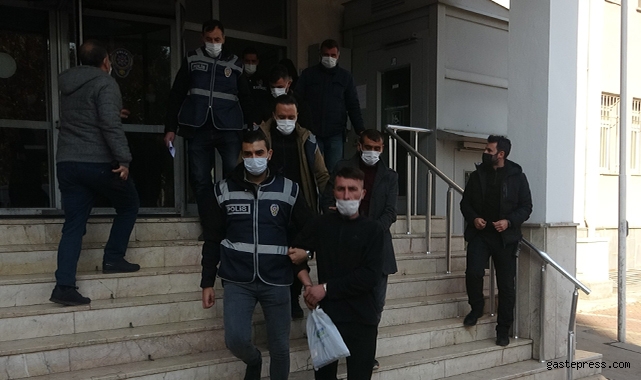 Aranan şahıs saklandığı ahırda yakalandı!