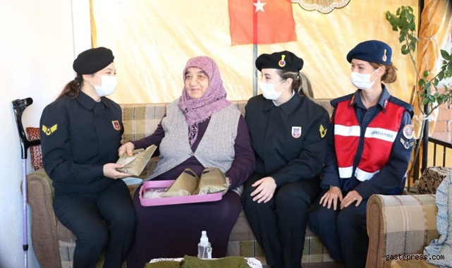 Ayşe nine komandolar üşümesin diye ördü, yürekleri ısıttı!