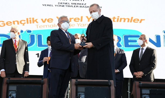 Başkan Büyükkılıç, Cumhurbaşkanı Erdoğan&#039;ın elinden bir ödül daha aldı!
