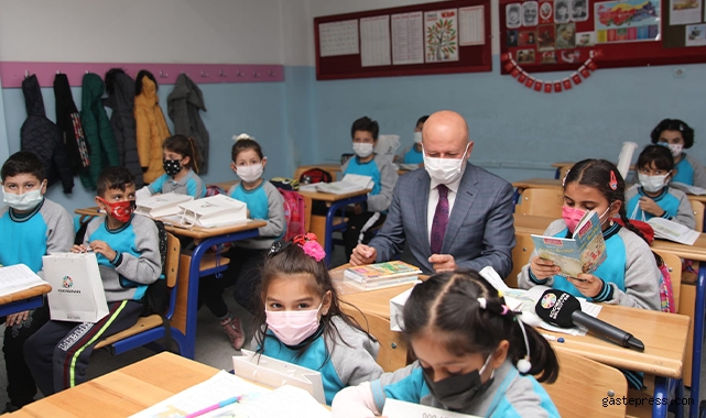 Başkan Çolakbayrakdar, “Hizmetlerimizle okuyan bir nesil yatiştiriyoruz”