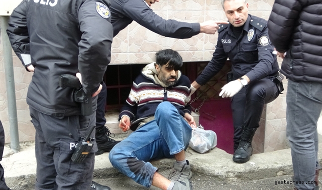 Bursa’da polise bıçakla saldıran şahıs, ayağından vurularak etkisiz hâle getirildi!