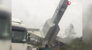 Çatalca'da saat kulesi böyle devrildi!
