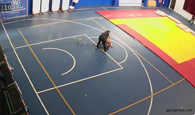 Deprem anında engelli sporcunun üzerine kapandı!