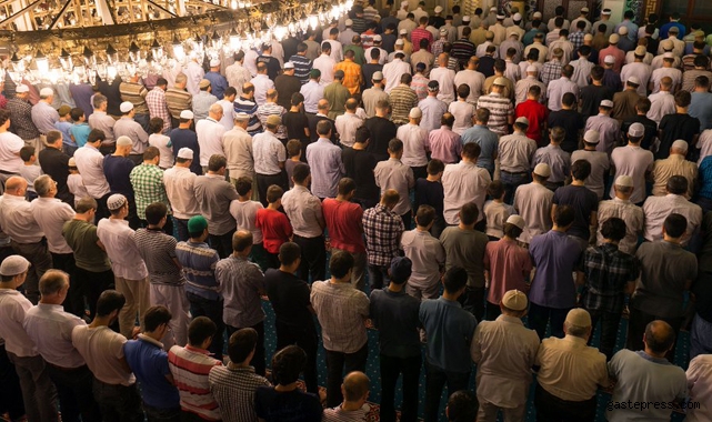 Diyanet'ten 81 ile 'saf düzeni' emri: Camilerde 'sosyal mesafe' kaldırıldı!