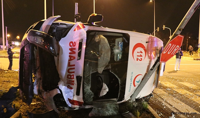 Hasta taşıyan ambulans otomobille çarpıştı: 5 yaralı!