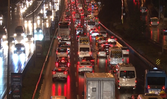 İstanbul’da haftanın ilk iş gününde yağmurla birlikte trafik yüzde 55’i vurdu!