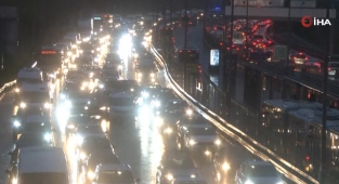 İstanbul'da lodos ve yağışlı hava trafiğini felç etti, yoğunluk yüzde 78'e ulaştı!