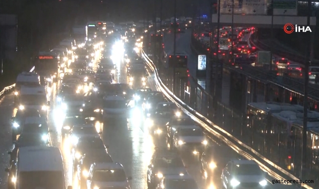 İstanbul'da lodos ve yağışlı hava trafiğini felç etti, yoğunluk yüzde 78'e ulaştı!
